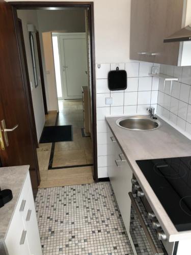 Una cocina o zona de cocina en Ferienwohnung Appartement in Rheinbrohl