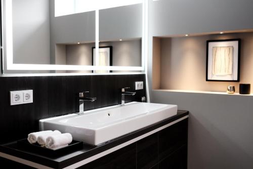 哈根的住宿－SAXX Apartments "Goldberg Karree"，浴室设有白色水槽和镜子