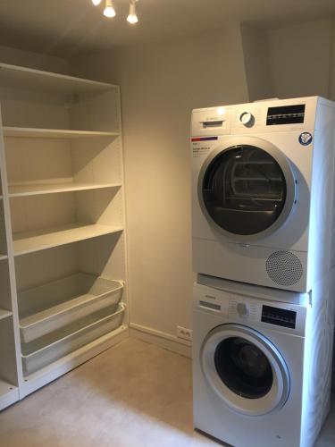 une machine à laver posée sur une machine à laver dans l'établissement Opera Lieu Unique, à Paris