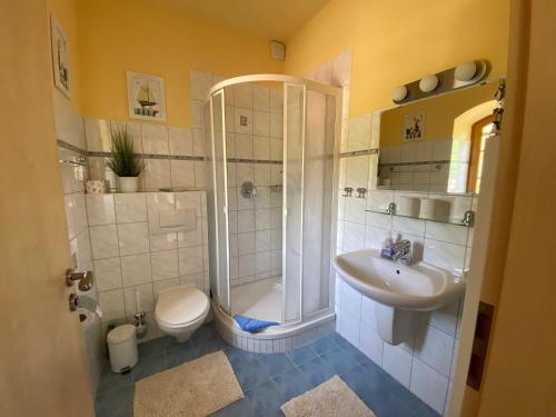 グロヴェにあるVilla Schlossalleeのバスルーム(シャワー、トイレ、シンク付)