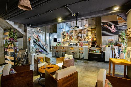 un restaurante con mesa y sillas y una cocina en Holiday Inn Express Weihai Hi-Tech Zone, an IHG Hotel en Weihai