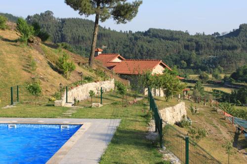 Výhled na bazén z ubytování Casa das Leiras nebo okolí