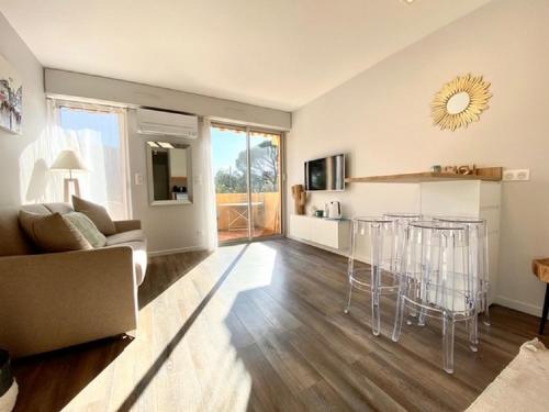 un salon avec un canapé et une cuisine dans l'établissement Saint-Tropez, à Saint-Tropez