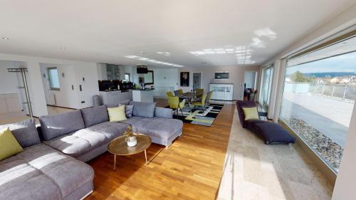a living room with a couch and a table at Kaiser - Ferienwohnungen Dreiburgenblick in Patersberg