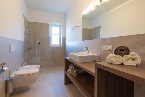 A bathroom at Mairhof