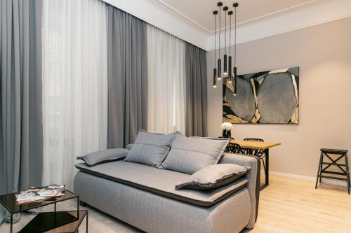 ein Wohnzimmer mit einem Sofa und einem Tisch in der Unterkunft Harbour Residence Apartments in Rijeka