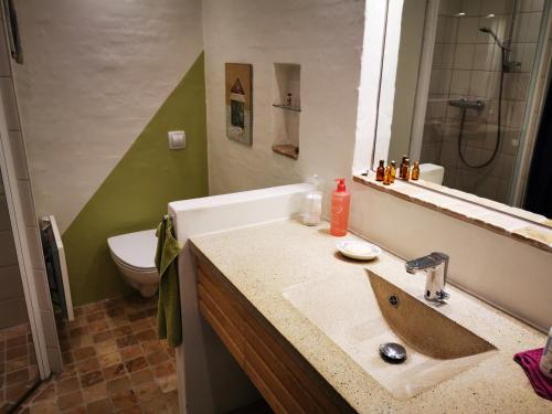 Ένα μπάνιο στο B&B STRANDHUSET