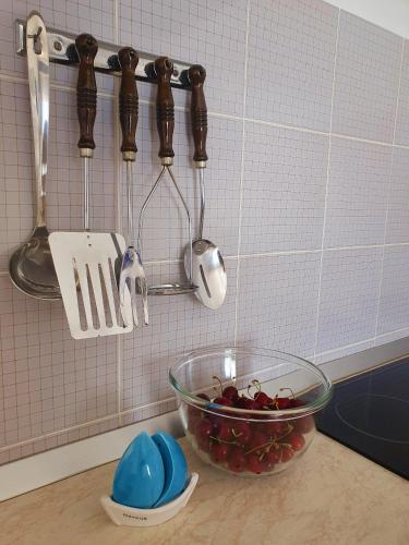 eine Küchentheke mit einer Schale Obst und Küchenutensilien in der Unterkunft F• R• I• E• N• D• S• in Novalja