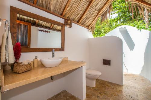 A bathroom at Gitana del Mar Boutique Beach Resort