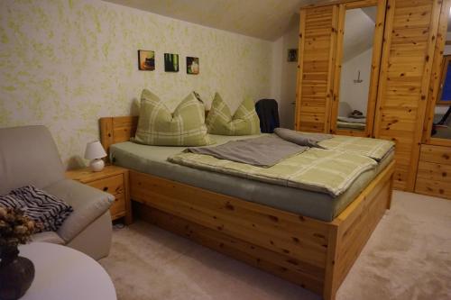 1 dormitorio con 1 cama y 1 silla en Ferienwohnung Daniela, en Bad Aussee