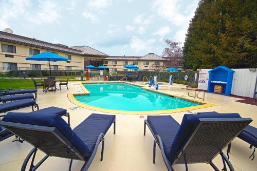 Der Swimmingpool an oder in der Nähe von Holiday Inn Express Walnut Creek, an IHG Hotel