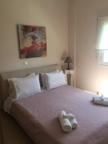 a bedroom with a bed with two stuffed animals on it at Sozia in Perdhika