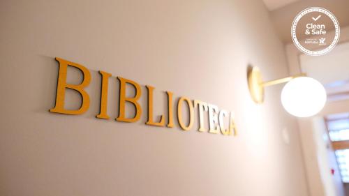 a sign on a wall with the word blued at Casa dos Ofícios Hotel in Tomar