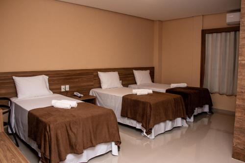 um quarto de hotel com duas camas com toalhas em INACIO'S PLAZA HOTEL em Marabá