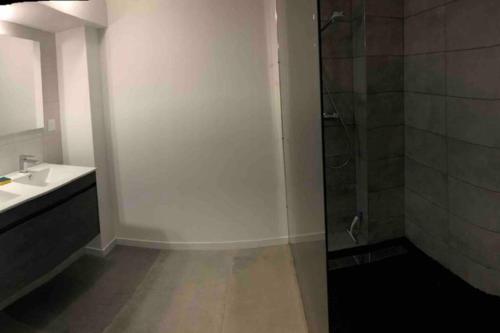 une salle de bain avec douche et lavabo dans l'établissement Charmante maison à 5min de Marcoule, à Codolet