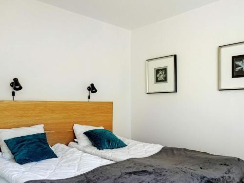 斯特倫斯塔德的住宿－Holiday home STRÖMSTAD XVIII，一间卧室配有一张带两个蓝色枕头的床