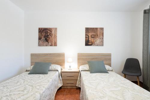 een slaapkamer met 2 bedden en een bureau met een stoel bij Costa Verde - Nature Views Terrace - Parking in Trapiche