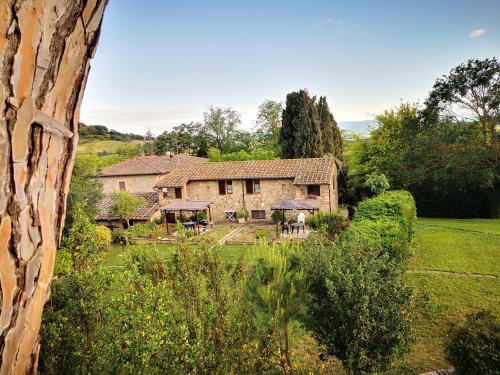an image of a house with a garden at Agriturismo grecinella in Casole dʼElsa