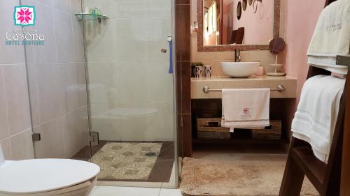 uma casa de banho com um chuveiro, um WC e um lavatório. em Hotel Boutique La Casona em Axtla