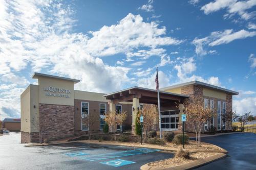 a building with a flag in a parking lot at La Quinta by Wyndham Chattanooga - East Ridge in Chattanooga