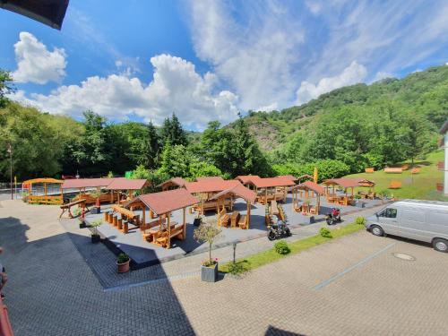 an overhead view of a resort with a van in a parking lot at Moselhotel Waldeck in Burgen