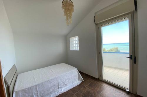 1 dormitorio con cama y ventana grande en SunRise, en Montesilvano