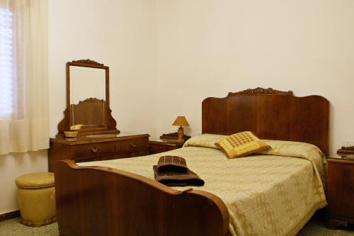 1 dormitorio con 1 cama con tocador y espejo en Casa Rural Cal Met en Sant Boi de Lluçanès