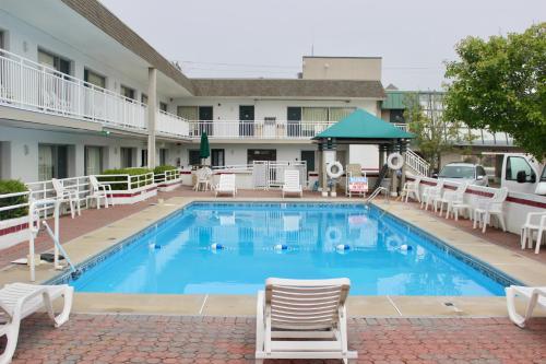 een zwembad in een hotel met stoelen bij Ebb Tide Suites in Ocean City
