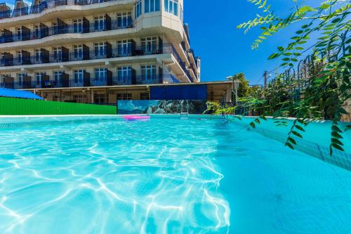 una piscina frente a un edificio en Mirabel Hotel, en Anapa