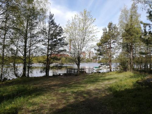 a park with trees and a body of water at Guesthouse Lokinlaulu in Kotka