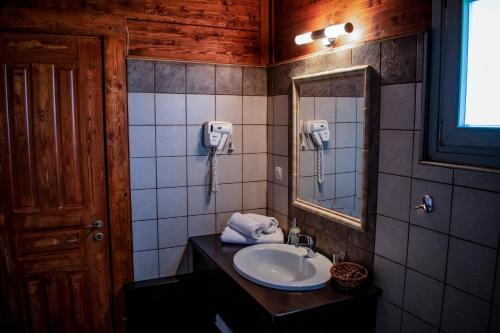 コニツァにあるVilla Rusticaのバスルーム(洗面台、鏡付)