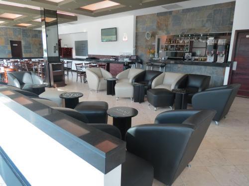 Ο χώρος του lounge ή του μπαρ στο Hotel Ankara "Las Lomas"
