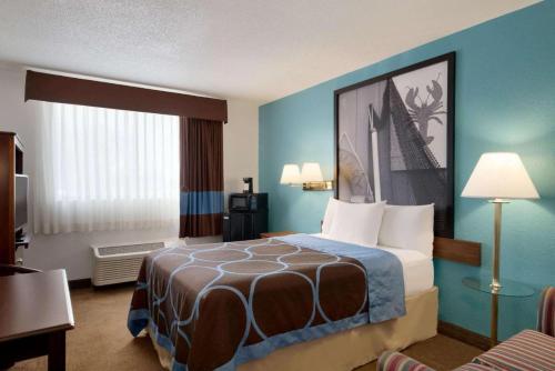 Katil atau katil-katil dalam bilik di Super 8 by Wyndham Portland/Westbrook Area