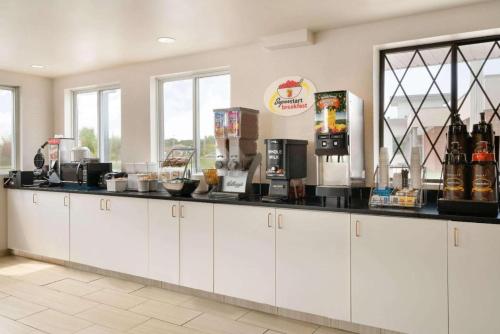 Dapur atau dapur kecil di Super 8 by Wyndham Portland/Westbrook Area