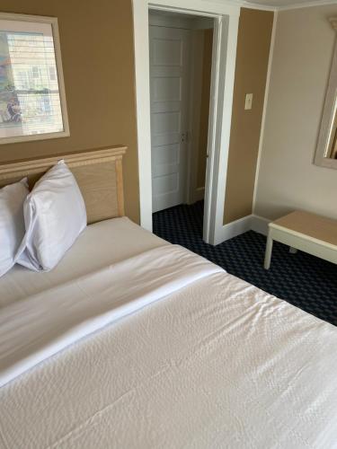 Ένα ή περισσότερα κρεβάτια σε δωμάτιο στο The Admiral Hotel/Motel