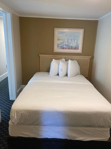 Ένα ή περισσότερα κρεβάτια σε δωμάτιο στο The Admiral Hotel/Motel