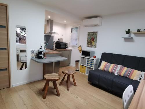 un salon avec un canapé et une table dans l'établissement Nice - Charming little house with terrace, à Nice