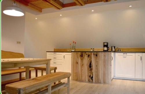 una cucina con ripiani e tavoli in legno in una stanza di Bioland Hof Bockmann a Bordesholm
