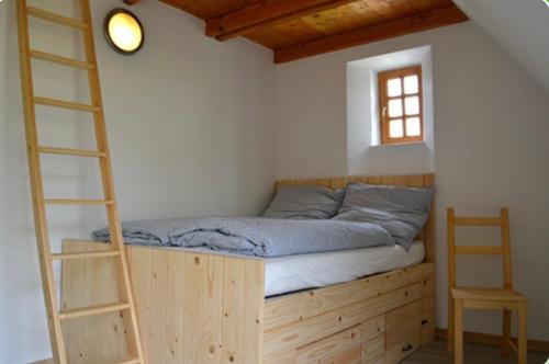 1 dormitorio con litera y escalera en Bioland Hof Bockmann, en Bordesholm