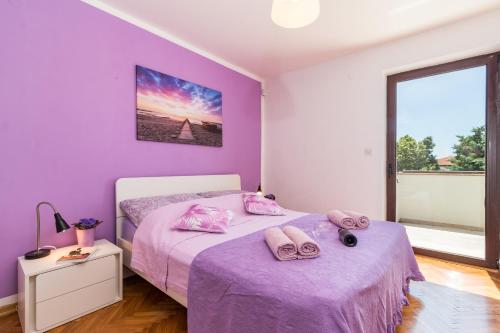 Postel nebo postele na pokoji v ubytování Villa Andrija Family Dream with heated pool at the sea with beautiful garden, outside cinema and kids playground