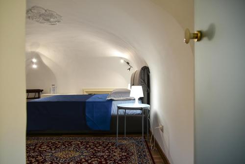 um quarto com uma cama e uma mesa num quarto em Filomena Suite Luxury Apartment em Catânia