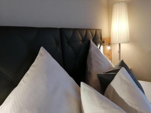 Ein Bett oder Betten in einem Zimmer der Unterkunft Gästehaus Huber - Das Tiroler B&B