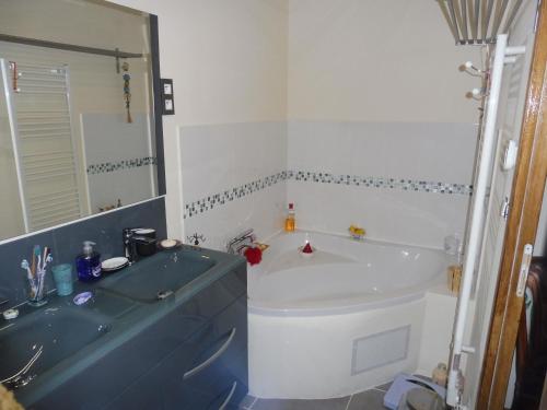 La salle de bains est pourvue d'une baignoire et d'un lavabo. dans l'établissement Chambre d'hôtes des 3 ifs, à Vernot