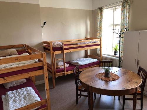 - une chambre avec des lits superposés, une table et une salle à manger dans l'établissement Nyköpings Vandrarhem, à Nyköping