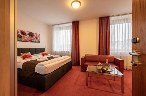 una camera d'albergo con letto e tavolo di Ruby Blue a Ostrava