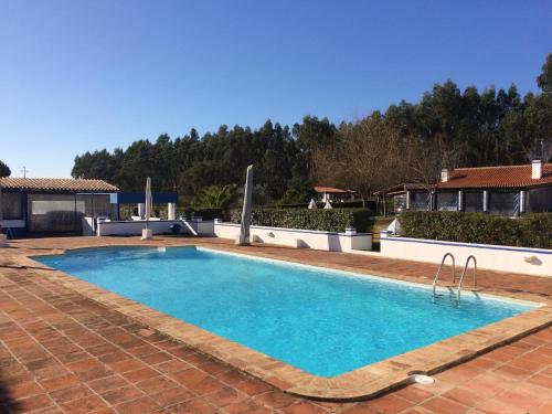 a swimming pool in the middle of a brick yard at Casa no Monte Ninho das Perdizes perto Cercal do Alentejo in Vale de Água