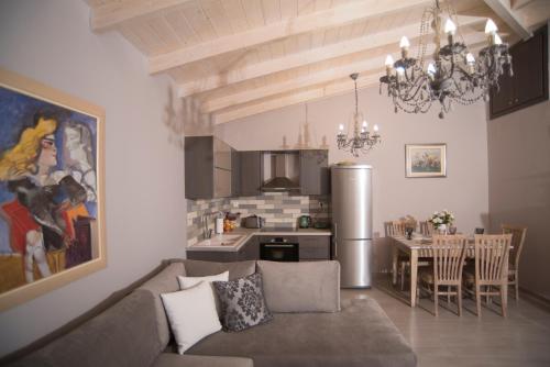 Il comprend un salon avec un canapé et une cuisine. dans l'établissement Stavros boutique apartments 2, à Leucade