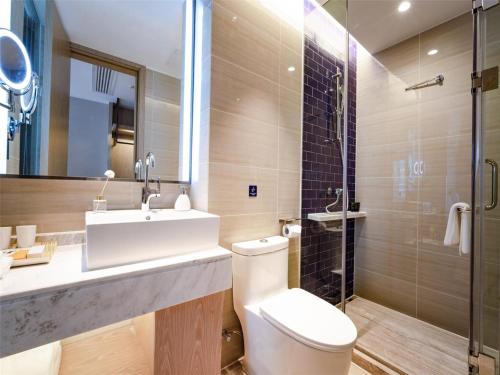 Bathroom sa Kyriad Marvelous Hotel Guiyang Future Ark