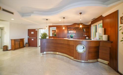 un ampio soggiorno con lavatrice e asciugatrice di Hotel Nuova Barcaccia a Peschiera del Garda