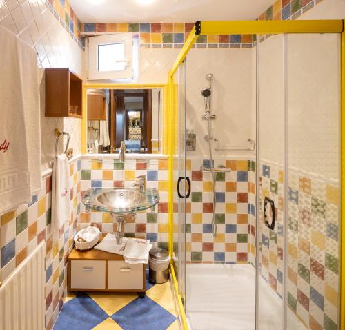 a bathroom with a shower and a sink at El Descanso de Wendy in Astorga